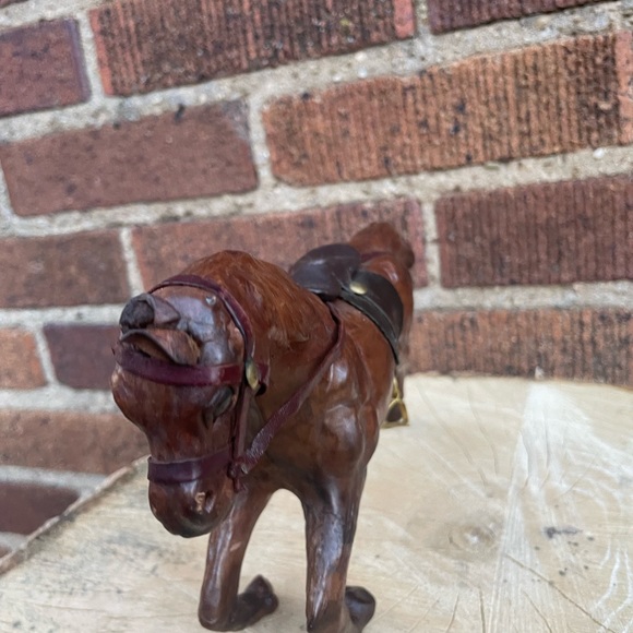 Vintage 8” Leather Wrapped Kneeling Horse Figurine, With Reins & Saddle - Picture 5 of 16